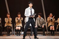 公開稽古より、小野賢章演じる海崎新太。