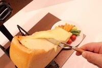 サンジのおれ様レストランのディナーおすすめメニュー。「とろ～りアツアツのラクレット」