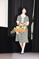 花束を持って登場したのん。