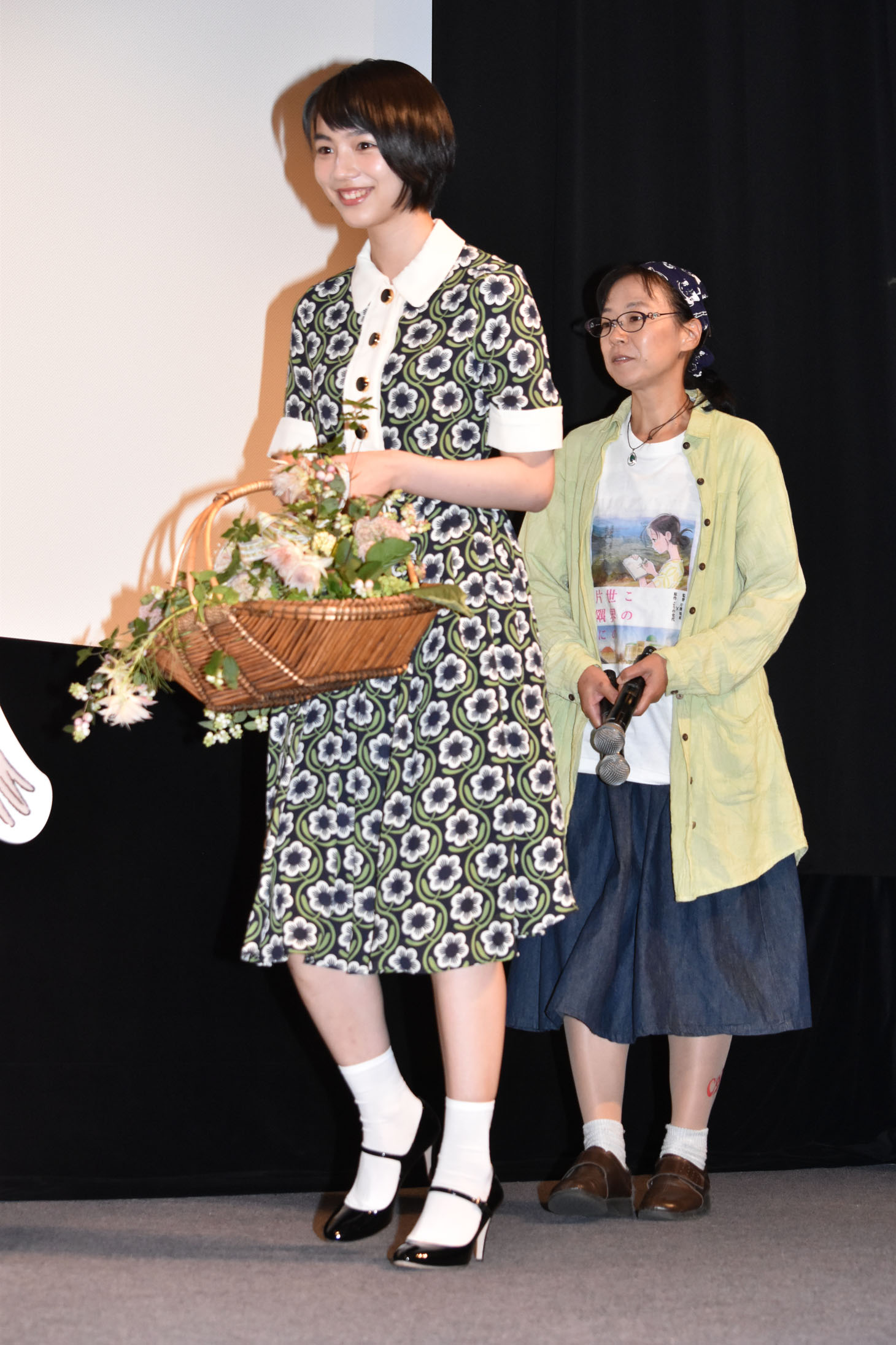 花束を持って登場したのん（手前）と、こうの史代（奥）。