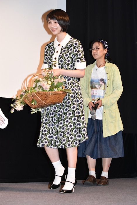 花束を持って登場したのん(手前)と、こうの史代(奥)。