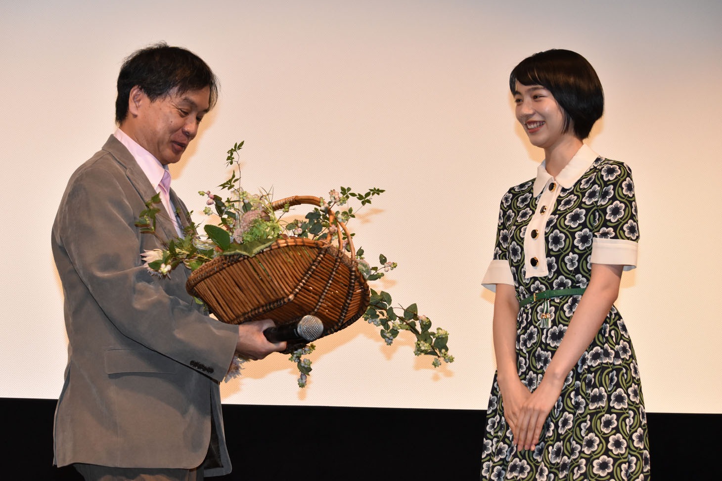 花束を受け取った片渕須直（左）と、のん（右）。