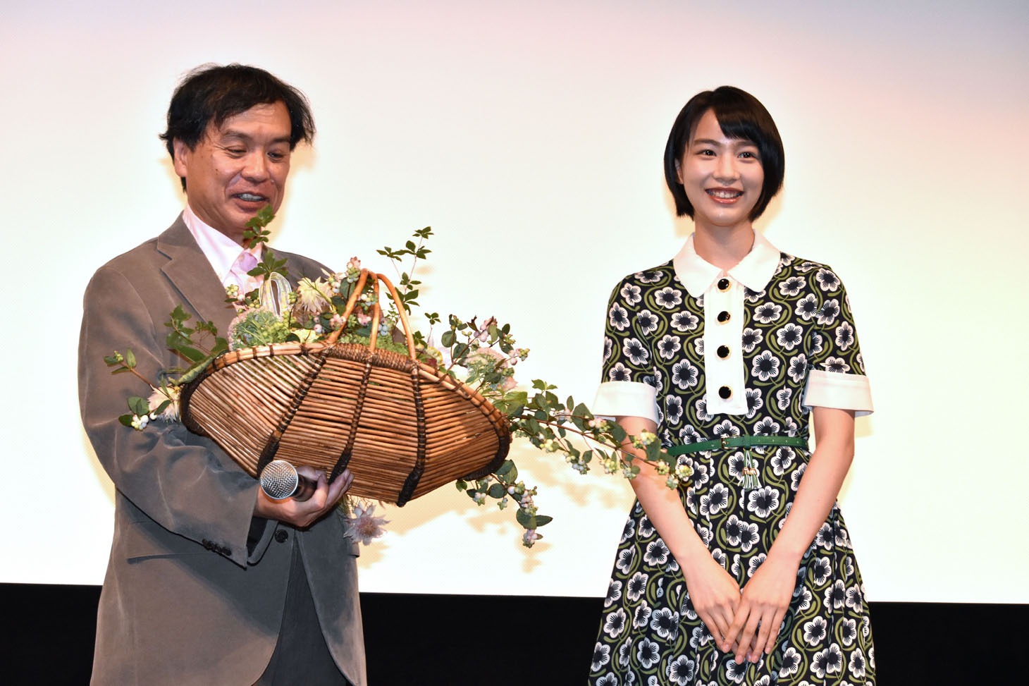 左から片渕須直、のん。