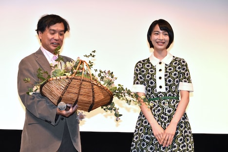 左から片渕須直、のん。