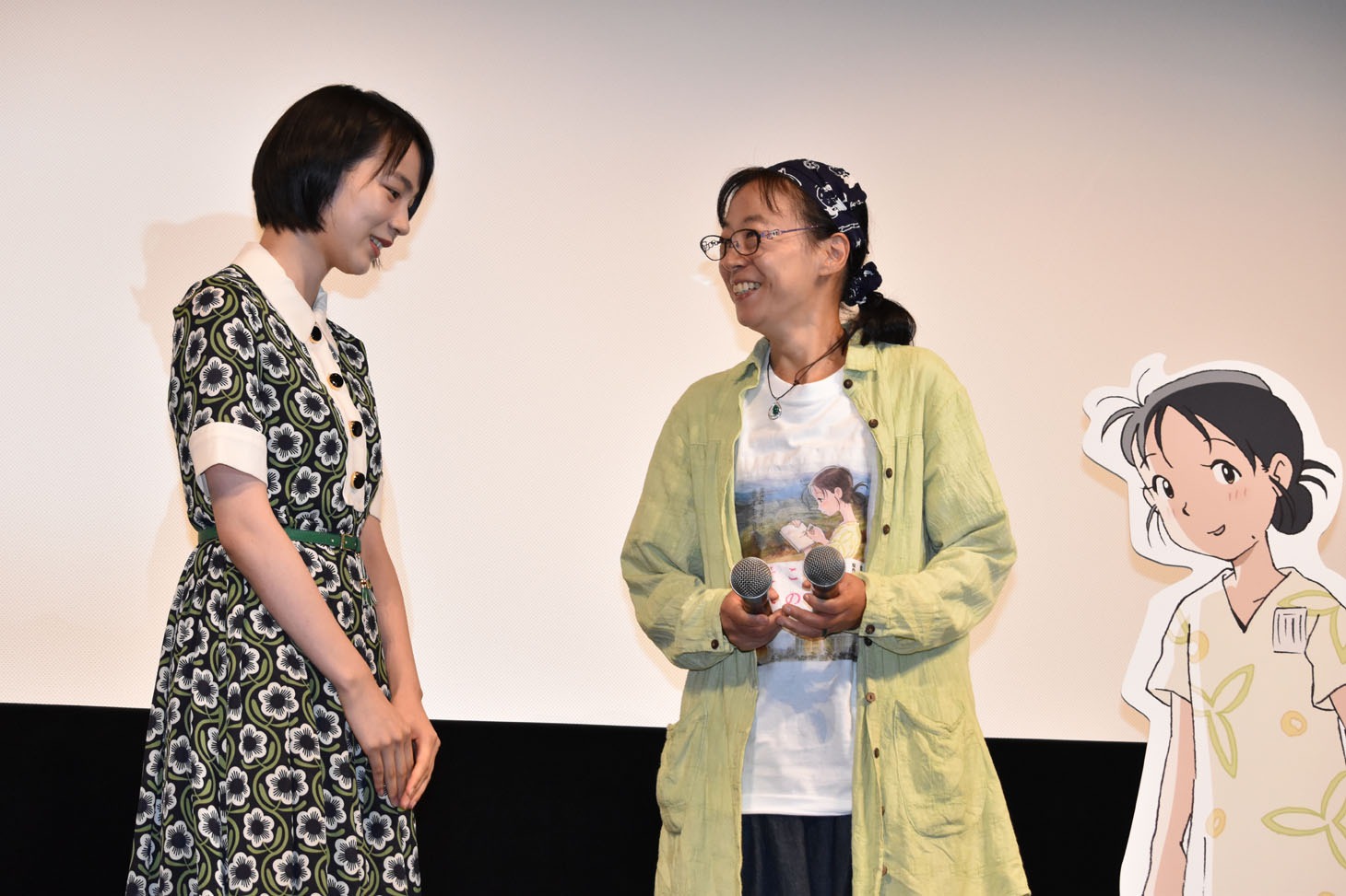 左からのん、こうの史代。