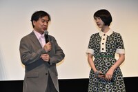 片渕須直監督（左）とのん。