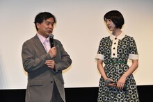 片渕須直監督（左）とのん。