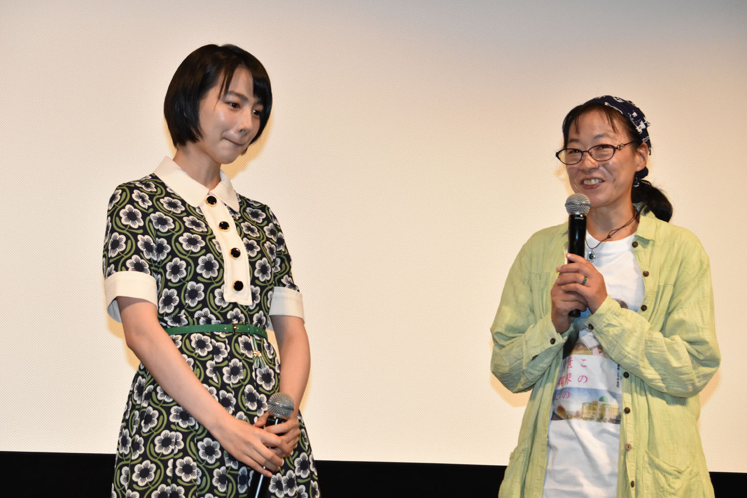 のん（左）とこうの史代。