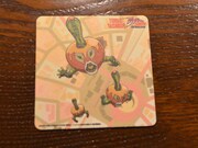 「『いったん味わうとひきずり込まれるカラさっつーか』娼婦風スパゲッティー パール・ジャムコースター付きッ」を注文するともらえる特典コースター。