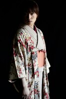 ミュージックビデオで師匠の4番目の娘・お春を演じたPALU。