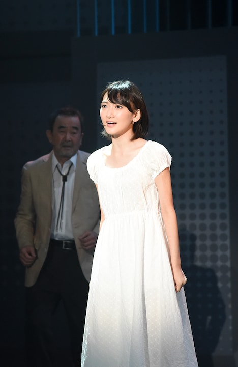 生駒里奈が演じる、物語の鍵を握るとされる少女・サキ。