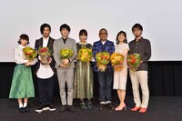 映画「にがくてあまい」初日舞台挨拶の様子。左から桜田ひより、淵上泰史、林遣都、川口春奈、中野英雄、石野真子、草野翔吾監督。