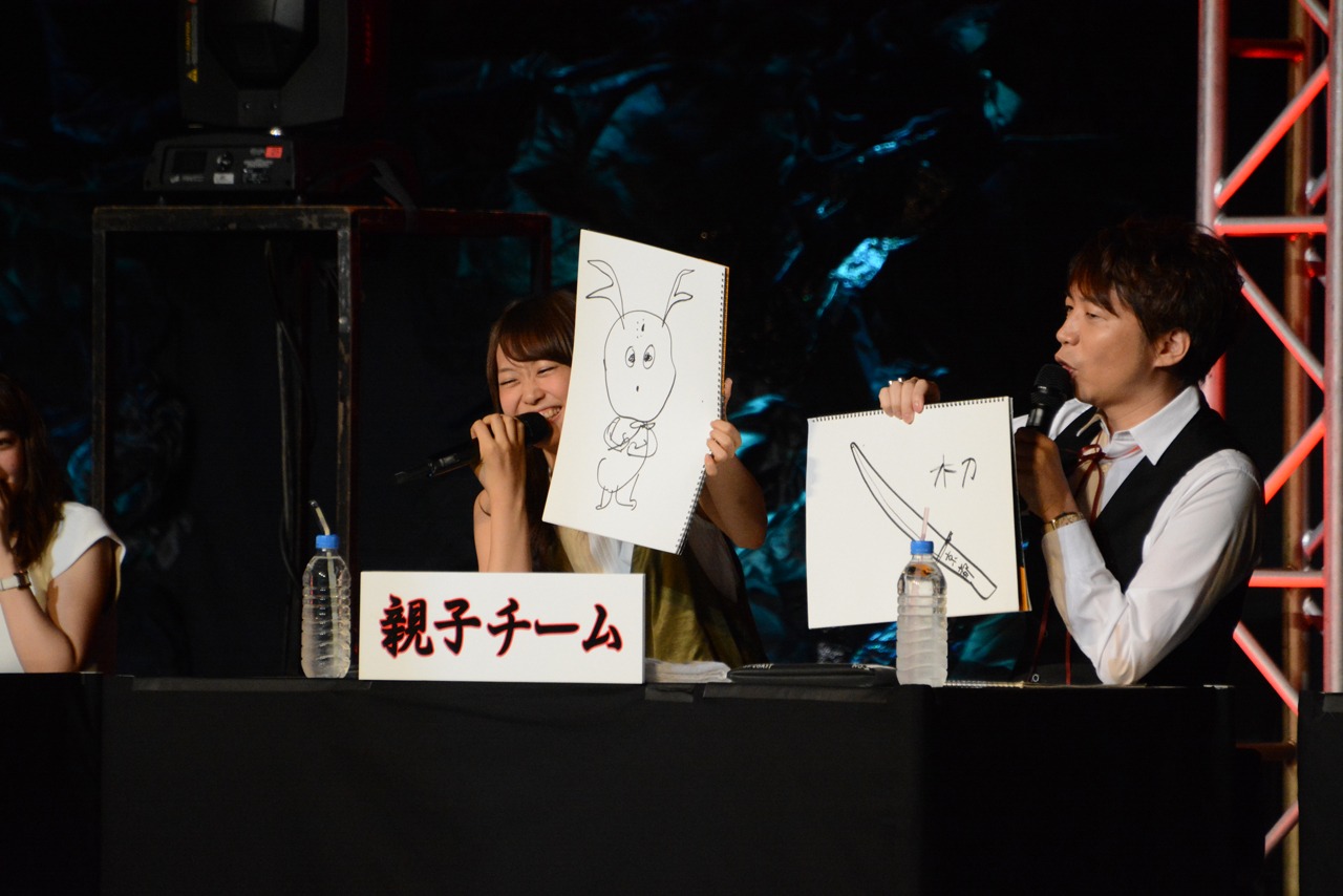 「京都のお土産と言えば？」というお題に対し、なぜか独特なタッチでせんとくんを描いた芹澤優（左）。