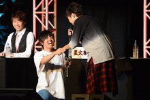 ゲームコーナーにて、「一緒に赤ちゃん作ろう」というセリフを口パクだけで伝える山下大輝。