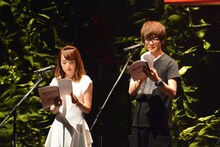 生朗読コーナーの様子。左から潘めぐみ、花江夏樹。