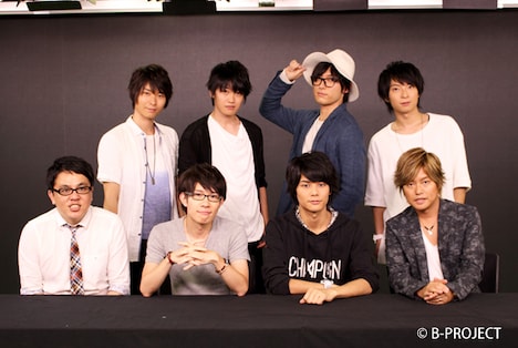 ニコニコ生放送「B-PROJECT1st Anniversary Special」の出演者。上段左から増長和南役の上村祐翔、野目龍広役の大河元気、釈村帝人役の増田俊樹、音済百太郎役の柿原徹也。下段左からMCの柳原哲也（アメリカザリガニ）、金城剛士役の豊永利行、寺光遙日役の八代拓、王茶利暉役の森久保祥太郎。