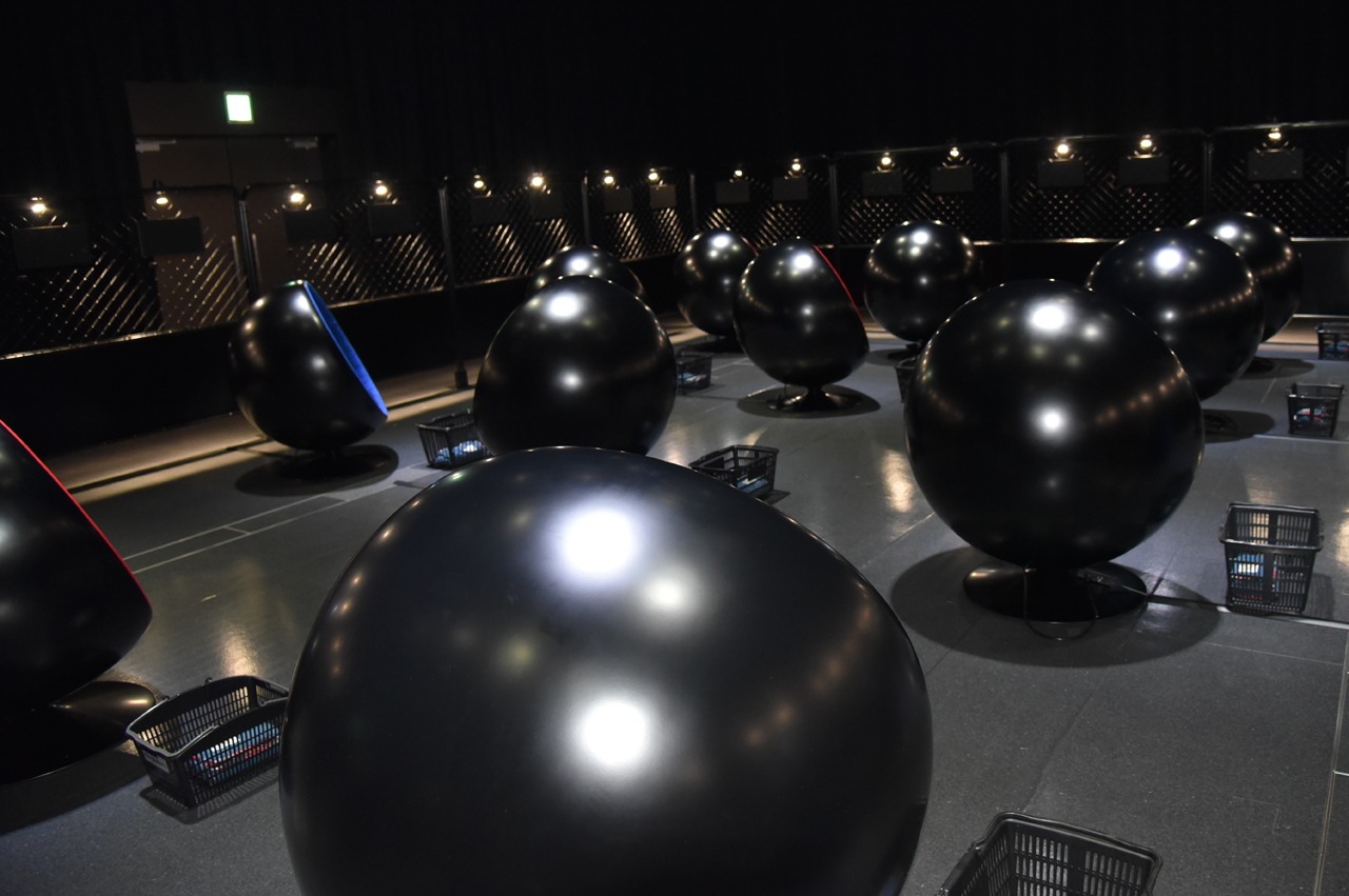 ガンツ製造工場を髣髴とさせるVRアトラクションコーナー。