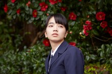 小松菜奈演じる夏芽。(c)ジョージ朝倉/講談社　(c)2016「溺れるナイフ」製作委員会