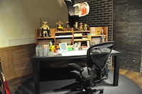 尾田の仕事場を再現したデスク。