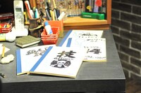 尾田の仕事場を再現したデスク。