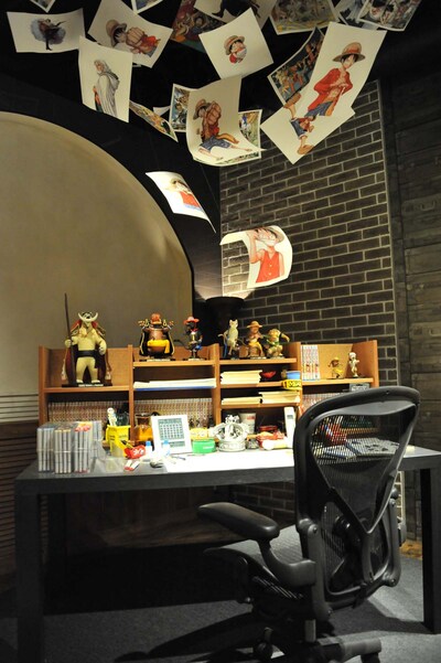 尾田の仕事場を再現したデスク。