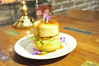 「ロビンのサラダが彩る頬張りパンケーキ」