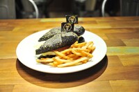 「ブルックのブラックピリ辛カレーパンサンド」