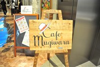 Cafe Mugiwaraの看板。