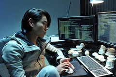 デスノート 映画と連動したドラマの映像公開 竜崎篇 にはニアが登場 コミックナタリー