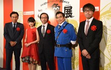 左から亀岡恒方高島屋常務、生駒里奈、秋本治、ラサール石井、瓶子吉久編集長。(c)秋本治・アトリエびーだま／集英社 (c)舞台版「こちら葛飾区亀有公園前派出所」製作委員会2016