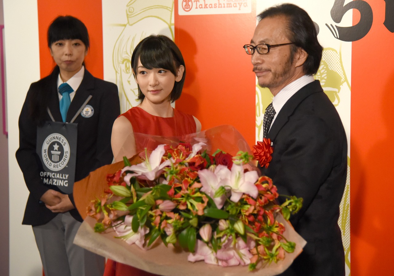 生駒里奈から花束を受け取る秋本治。(c)秋本治・アトリエびーだま／集英社 (c)舞台版「こちら葛飾区亀有公園前派出所」製作委員会2016