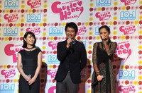 「女性に囲まれ、ひたすら楽しませてもらった」と話す三浦貴大（中央）。