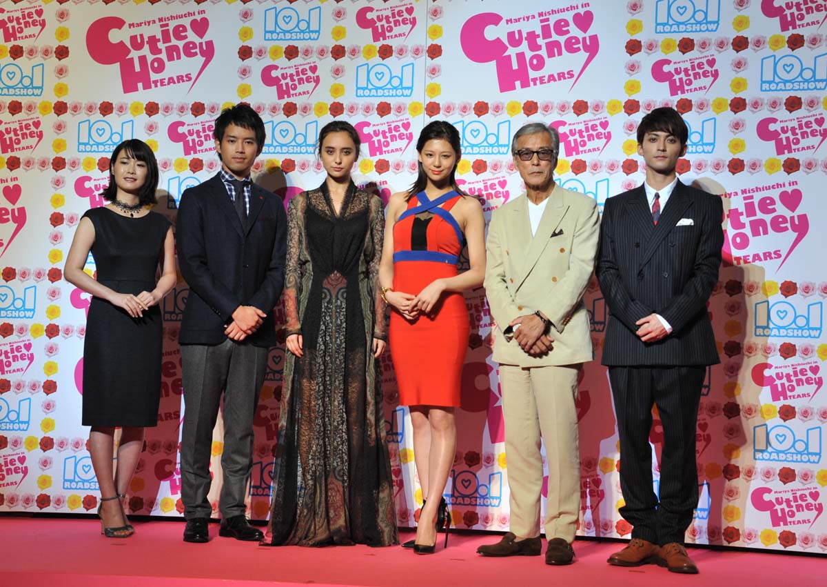 映画「CUTIE HONEY -TEARS-」の完成披露上映会の様子。左から今井れん、三浦貴大、石田ニコル、西内まりや、岩城滉一、永瀬匡。
