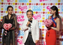 映画「CUTIE HONEY -TEARS-」の完成披露上映会の様子。左から石田ニコル、永井豪、西内まりや。