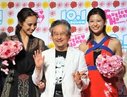 映画「CUTIE HONEY -TEARS-」の完成披露上映会の様子。左から石田ニコル、永井豪、西内まりや。