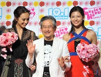 「CUTIE HONEY -TEARS-」完成披露上映会の様子。左から石田ニコル、永井豪、西内まりや。