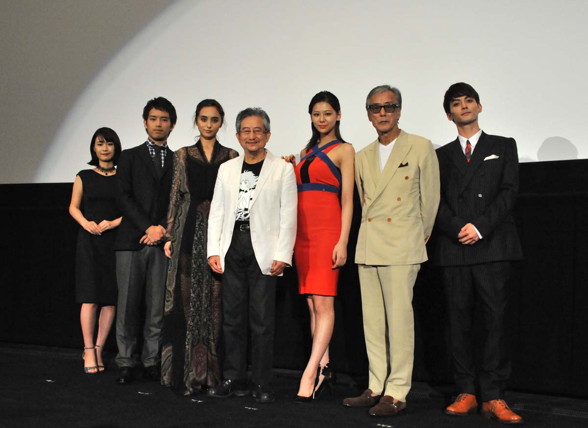 映画「CUTIE HONEY -TEARS-」の完成披露上映会の様子。左から今井れん、三浦貴大、石田ニコル、永井豪、西内まりや、岩城滉一、永瀬匡。