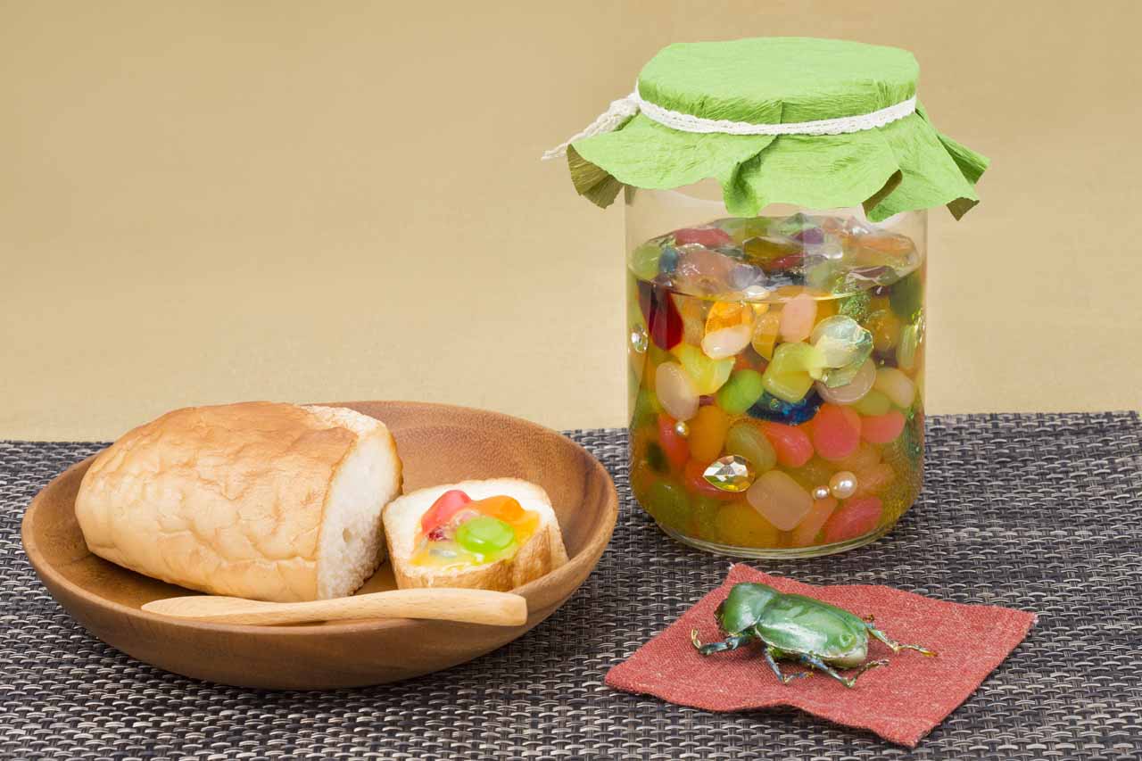 「天然▼おいしい宝虫のおやつ」（※▼はハートマーク）の食品サンプル。