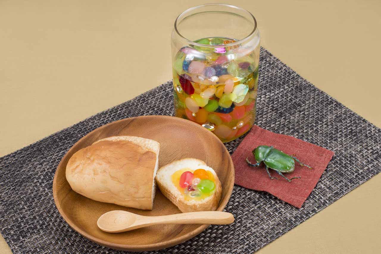 「天然▼おいしい宝虫のおやつ」（※▼はハートマーク）の食品サンプル。