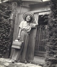 姉妹社の前での長谷川町子（昭和22年頃）。 (c)長谷川町子美術館