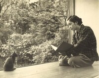 猫をスケッチする長谷川町子（28歳頃）。 (c)長谷川町子美術館