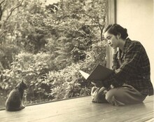 猫をスケッチする長谷川町子（28歳頃）。 (c)長谷川町子美術館