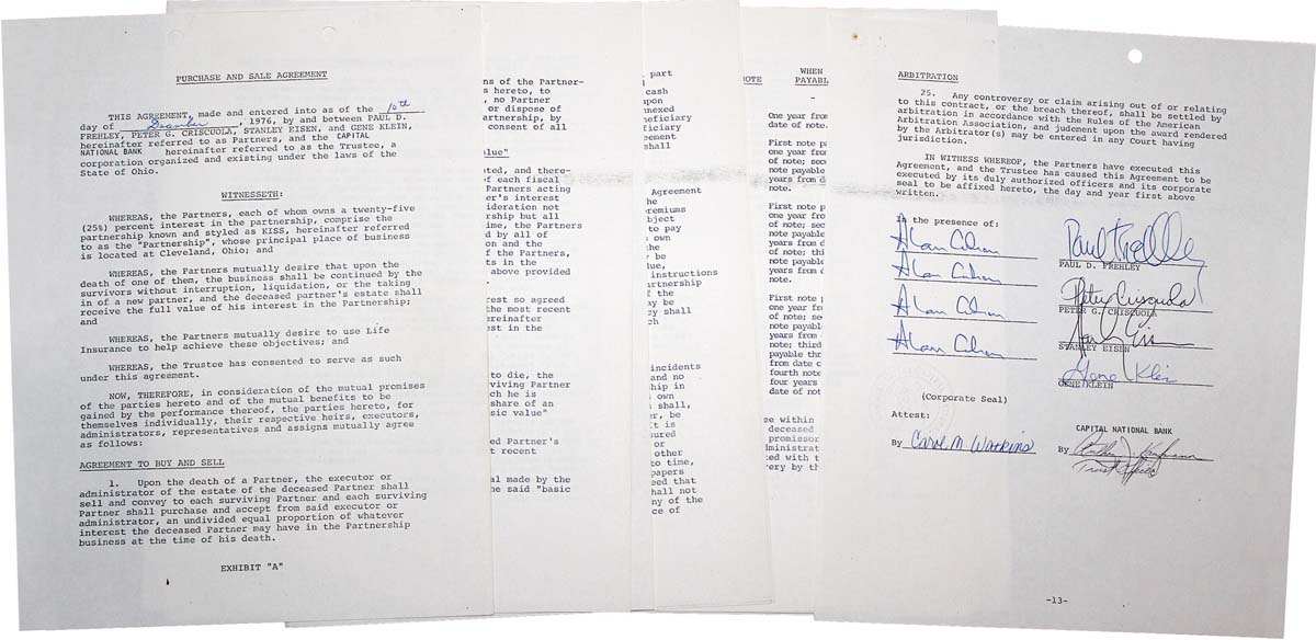 展示される「バンド結成時の契約書」。