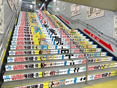 「こちら葛飾区亀有公園前派出所」駅ジャック広告のイメージ。(c)秋本 治・アトリエびーだま／集英社