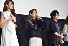 左から早見沙織、潘めぐみ、豊永利行。