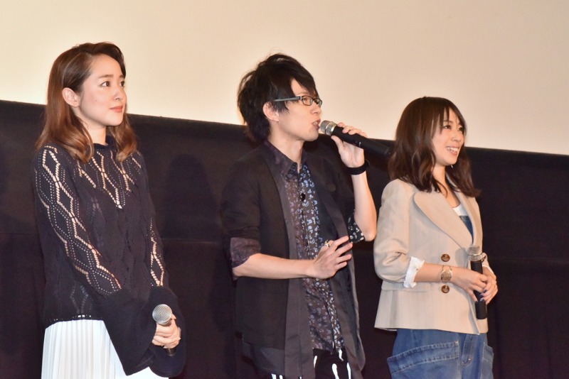 左から潘めぐみ、豊永利行、山田尚子。