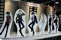 株式会社KADOKAWAブースでは、「文豪ストレイドッグス」×「FITS」描き下ろしイラストスタンディを設置。
