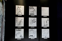 「青の祓魔師 京都不浄王篇」ブースではキャスト陣のサイン色紙を展示。