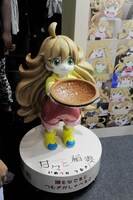 株式会社トムス・エンタテインメントブースでは、「甘々と稲妻」のつむぎがかわいらしくお出迎え。