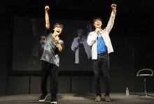 「アッシャー！」との掛け声を放つ岡本信彦と担当編集・林士平氏。